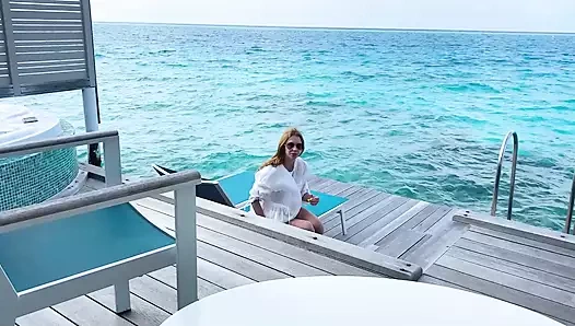 Güzel minyon hatun götünü sert sikmek için villaya davet ediyor (bakış açısı)