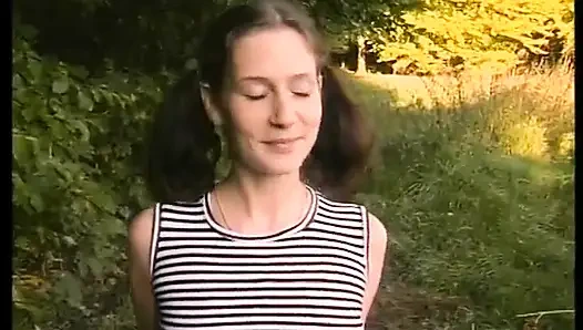 Brunette lucu disodok dan dildo