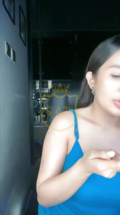 Prank terseksi, telanjang di orang asing menunjukkan memeknya yang basah
