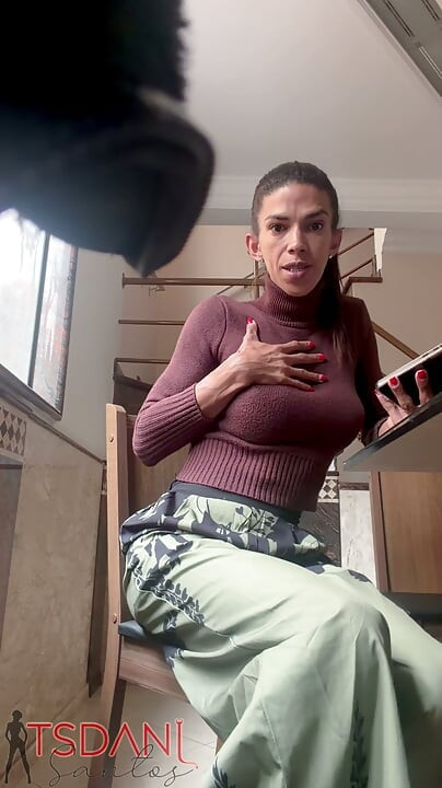 Η Daniela Santos, η Τρανς Γυναίκα με το Μεγάλο Πούτσο, Παρουσιάζοντας το Σώμα της στο Σπίτι
