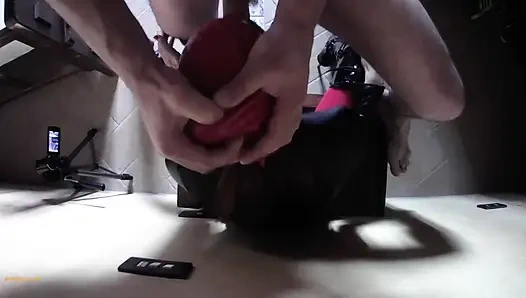 Topuklu Laura deri vücut, dizlerinin üzerinde çizmeler ve külotlu çorap giyiyor. Sert sakso ve büyük dölleme. Tam video