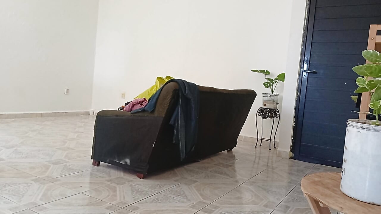 Ich habe die Handyaufnahme verlassen, während die dame die reinigung in der wohnung 5 machte