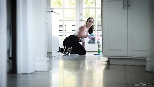 Kepergok ngocok kontol pembantu semok angela white- adegan lengkap!