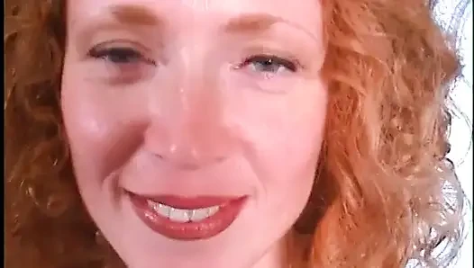 Oyuncu kızıl saçlı kadın şehvetli sakso çekiyor