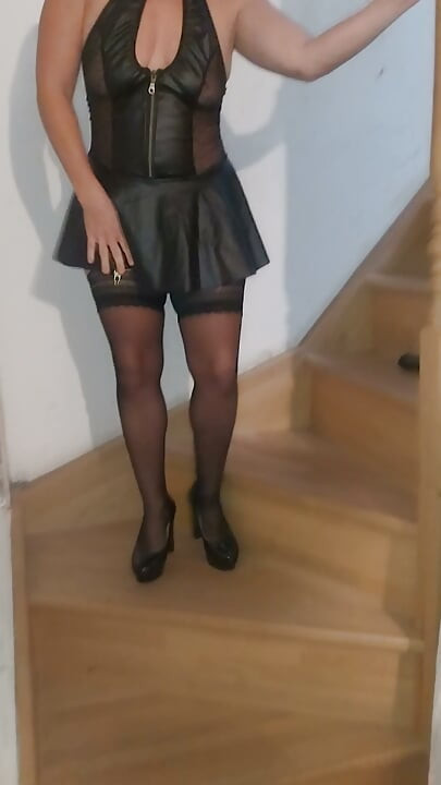 Jade slut bawi się swoim dildo na schodach