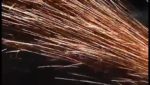 Birkaç ateşli güzel kız ıslak deliklerine tek başına yarak alıyor