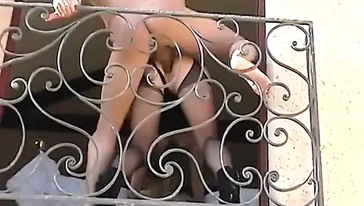 Pasangan kekasih diintip saat lagi ngentot di rumah