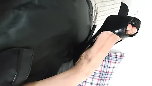 Sepatu hak tinggi intip barunya segera mergokin mataku, ukuran 4