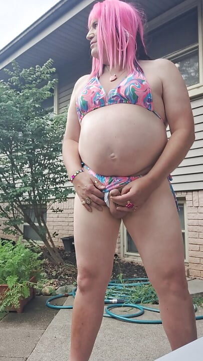 ¡Sensación de cachonda con mi nuevo traje de baño afuera en el patio!