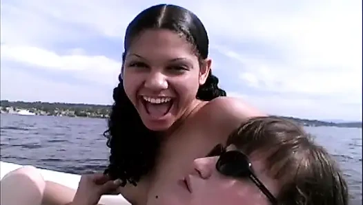 Retro 90er bootsschlampen in einem heißen dreier im freien