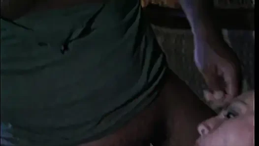 Suaminya tidak ada di sana dan wanita cantik itu disetubuhi di pantat oleh pria kulit hitam