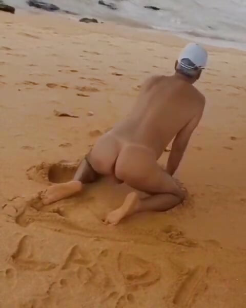 Ladysilva обнаженная на пляже показывает свою сексуальную загорелую с сексуальной линией загара