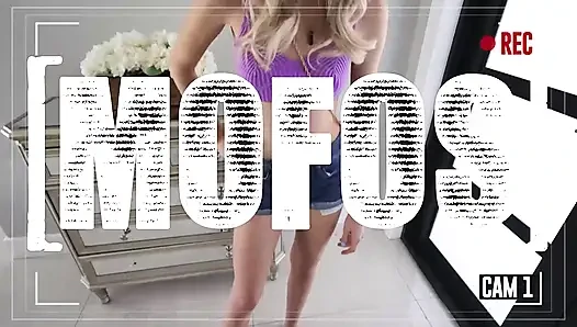 Mofos - si seksi lindsey love lagi asik pamer pantat bahenolnya dan ngentot memeknya dengan liar