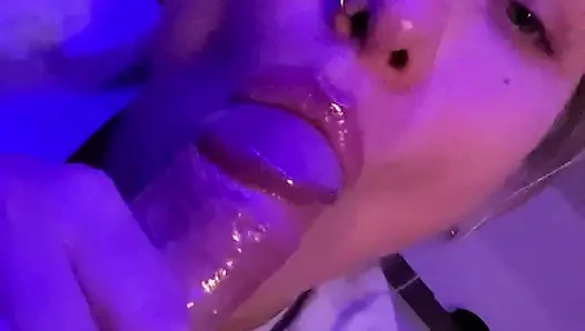 Gemütlicher blowjob zu hause an einem kalten herbstabend