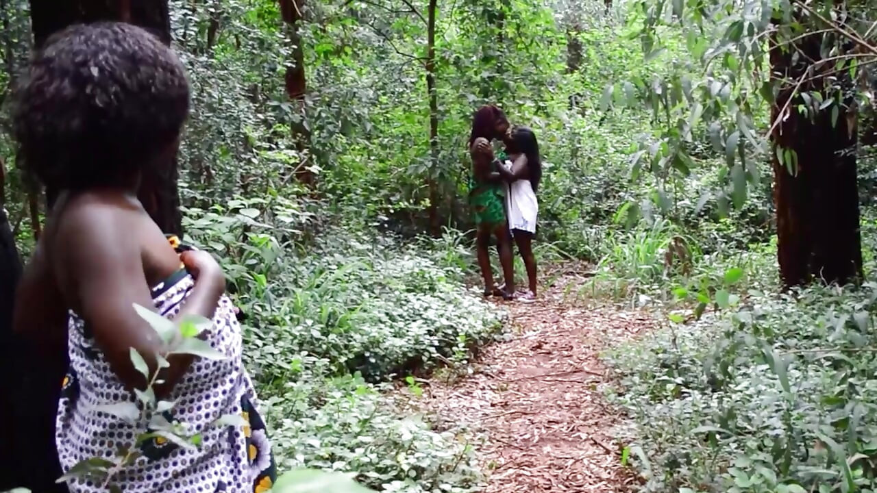 Awek kolej hitam panas ditangkap bergunting di kaunter dapur