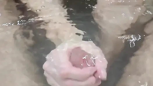 Ngocok kontol di kamar mandi berujung dicrot sperma hangat!