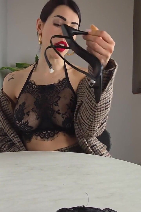 Naughty Diva Seduces a Stud Before Rubbing Her Yellowish Soles on His Face