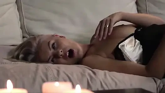 Doyumsuz sarışın orta yaşlı seksi kadın büyük dildosunda derine biniyor