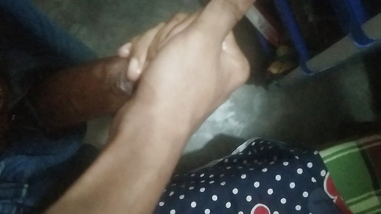 A vrut să fută o fată, așa că mi-am dat mâna
