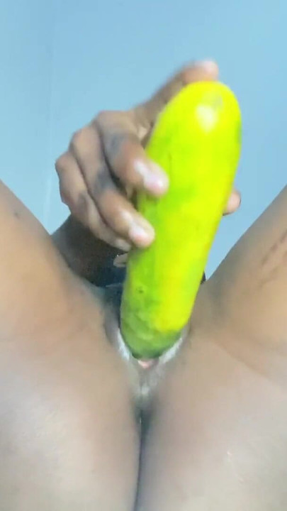 Emotionaler moment von "Ebenholz-teen-mädchen fickt eine frucht und sahnt so hart"