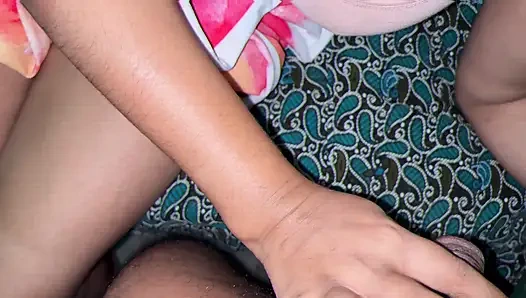 Hintli desi yeni çift sert çift sikişiyor ve orada kişisel odada romantik seks yapıyor