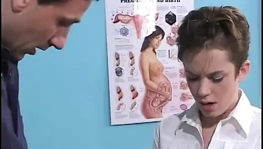 Сногсшибательная тинка-брюнетка подпрыгивает на хуе пожилого чувака