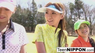 Carine ragazze adolescenti asiatiche giocano una partita a strip golf