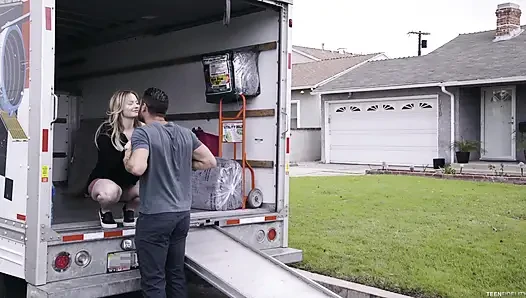 Britney Light yarak için pit stop yapıyor