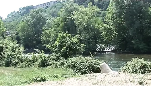 Fantastisches mädchen mit enger muschi gefickt und von einem reifen schwanz auf kleine titten abspritzen