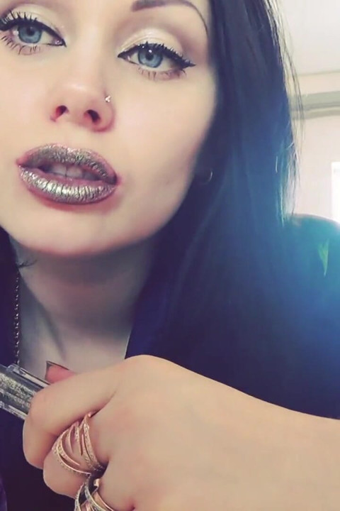 Labios plateados se burlan de