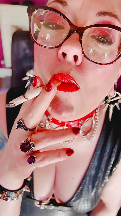 Gothic meisje met bril rookt een sigaret voor je - Tina Snua rookt een sigaret met bengelende Omi Ome Drifting Snap inhaleert