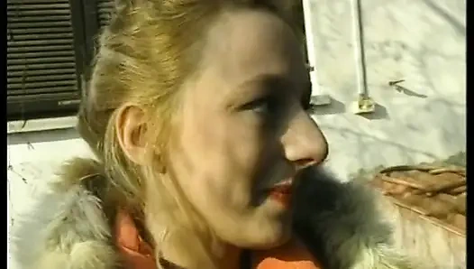 Remaja amatir datang ke rumahnya untuk minum kopi