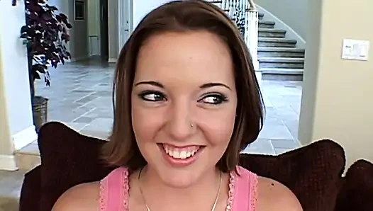 Büyük memeli güzel genç kadın amına boşalıyor