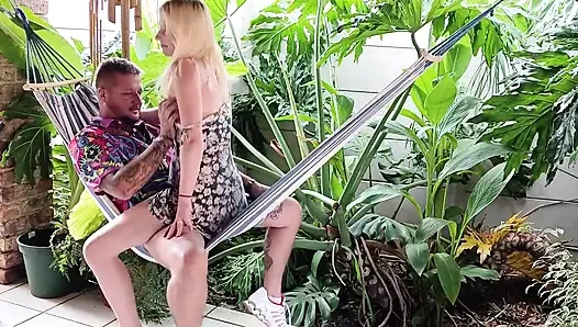 Hawaii si cewek mungil hawaii lagi asik ngentot di luar ruangan