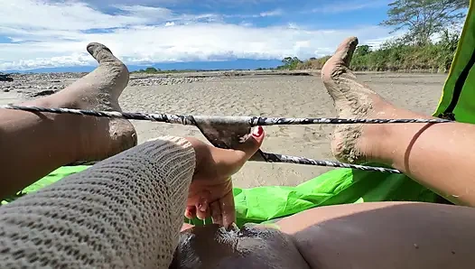 İzlenirken sahilde kendime dokunarak orgazm olmayı seviyorum