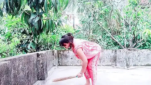 Pati ke bahar jane ke baad Bhabhi ne naya brah lene ke bahane ghar me bula kar kiya sex