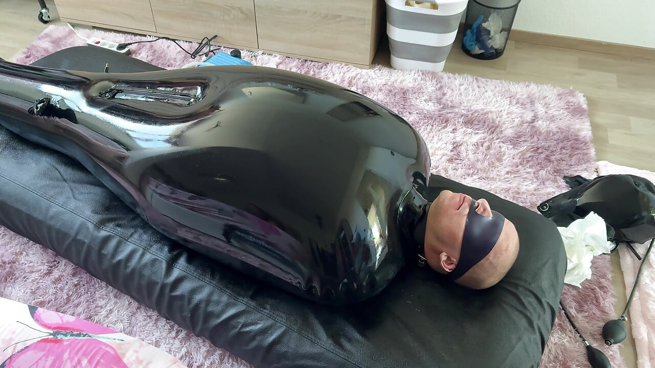 Esposa vuelve loco a su marido con ESTIM en inflable de látex bondage bag - exreme edging. Respiración restringida amordazada
