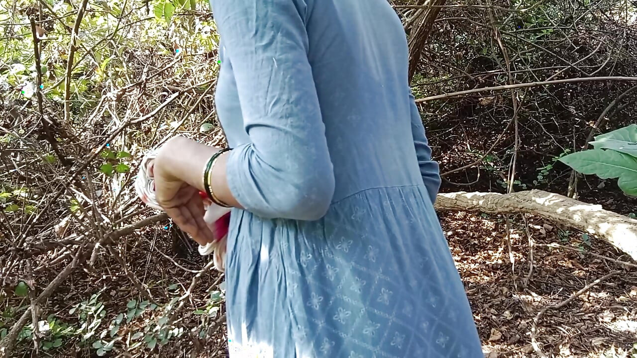 Bhabhi kampung desi India menikmati menghisap batang di dalam hutan