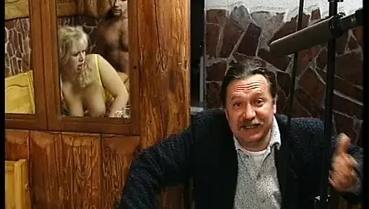 За немецкими дверями усердно трахают