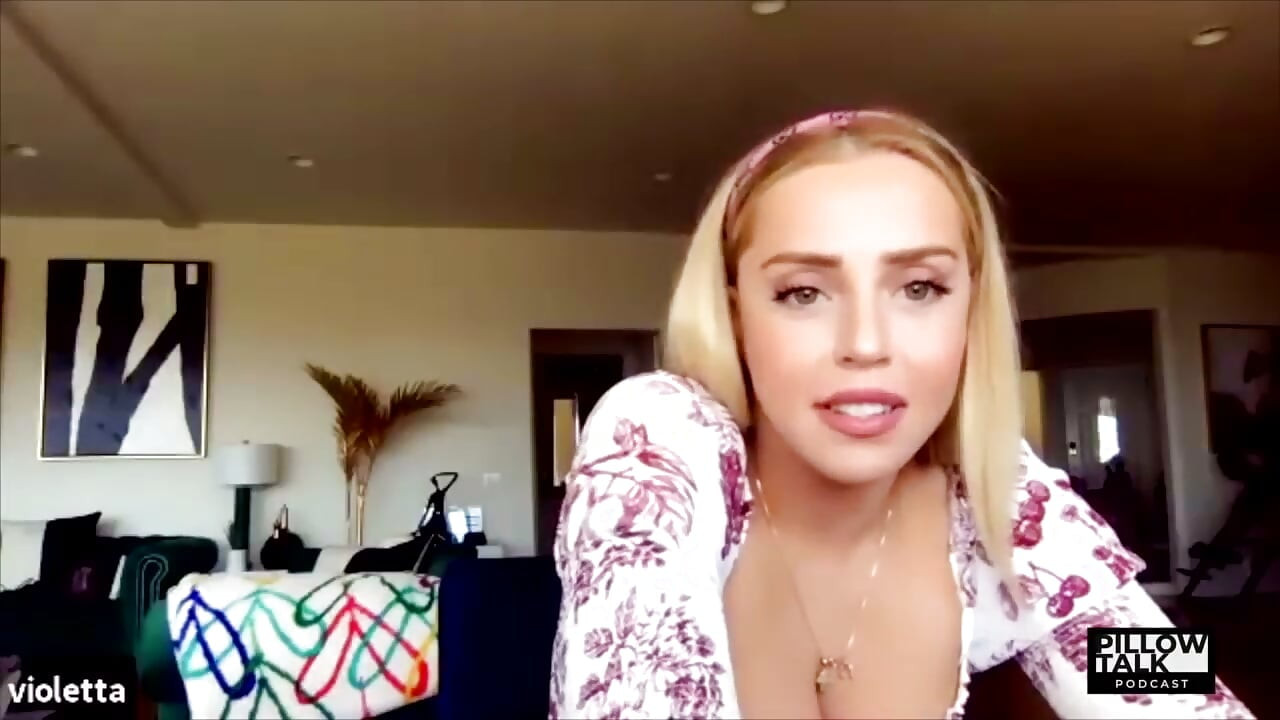 Violet Benson получает настоящее участие с соведущей Франческа Фараго