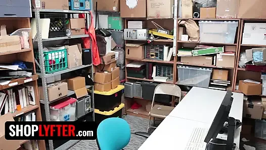 Shoplyfter - si cewek semok kulit hitam kat arina ngentot kontol petugasnya untuk menghindari masalah hukum