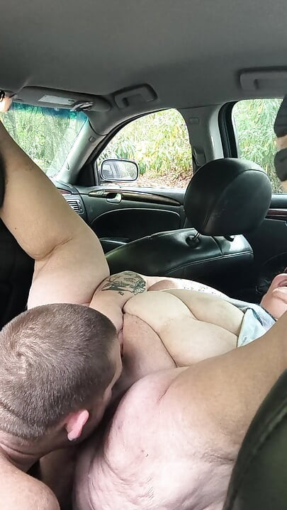 Comendo sua panela suculenta no banco de trás ele é um sortudo gozando em seus olhos