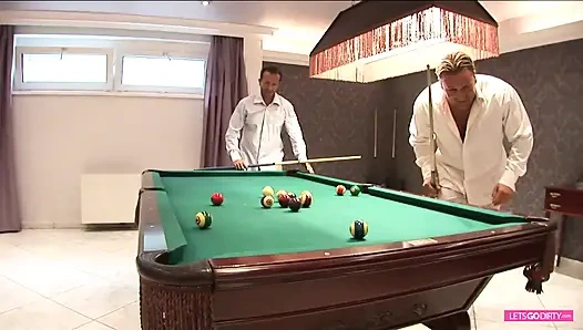 Yaramaz orta yaşlı seksi kadın üçlü anal sikişiyor