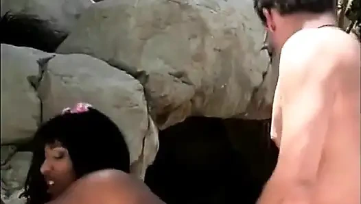 Büyük memeli Hintli sürtük sert bir yarağa atlıyor