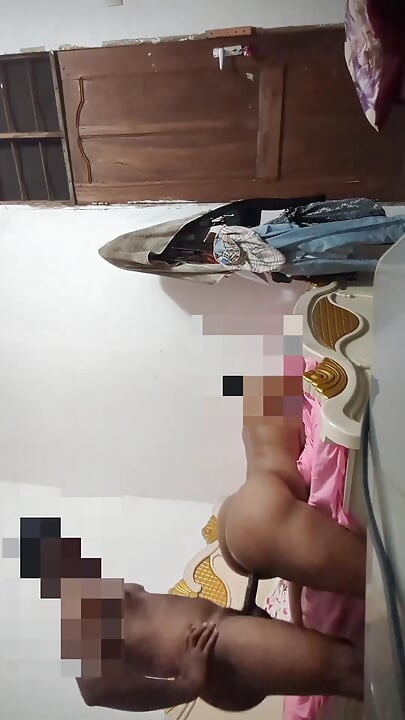 一个热辣女孩在床上的粗暴抽搐 - 她很火