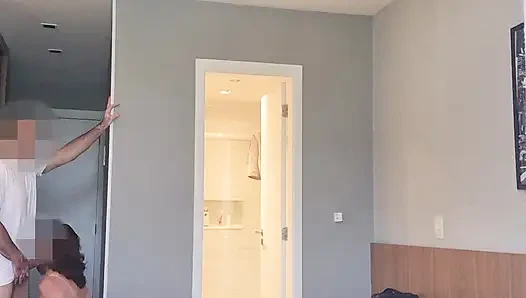 Während mein Mann grillt, lutsche ich den Schwanz seines Freundes und lasse mich von ihm ficken im Zimmer