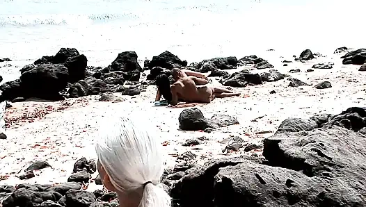 Sahilde çok sert domaltarak sikişiyor.. Islak amcığım için büyük siyah bir bambu