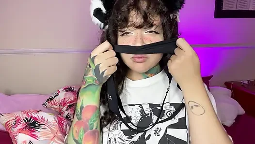 Aku lagi asik mengendus celana dalam mesumku