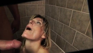 MILF anal sous la douche