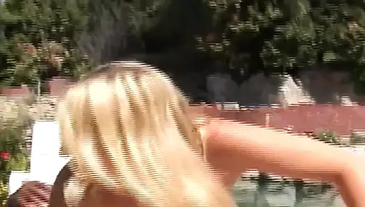 Tante semok rambut pirang dengan toket besar dientot kontol raksasa pria kulit hitam di luar ruangan